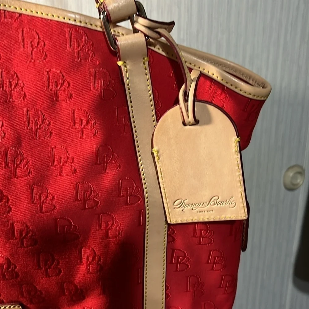 DOONEY AND BOURKE RED CANVAS LEATHER STRAP XL LOGO TOTE TRAVEL SHOULDER BAG NWOT - Picture 3 of 11